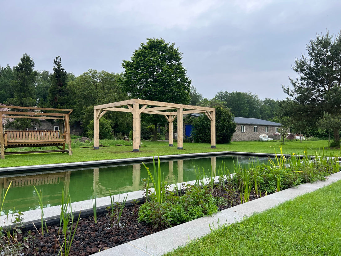 Een Robuuste Eikenhouten Pergola in Stramproy