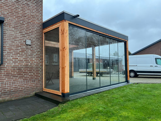 Douglas Houten Overkapping met Lichtstraat en Glazen Schuifwand in Bergeijk