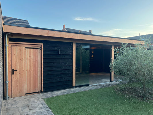 Douglas Houten Overkapping met Bergschuur en Glazen Schuifwanden in Reusel