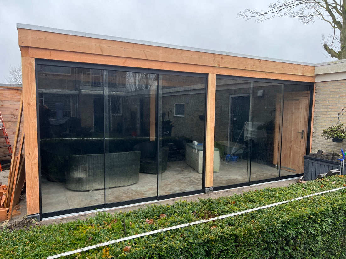 Douglas Houten Overkapping met Bergschuur en Glazen Schuifwanden in Valkenswaard